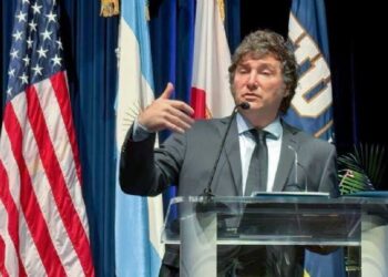 Javier Milei acusa al kirchnerismo de nexos con la “narcodictadura de Chávez”.