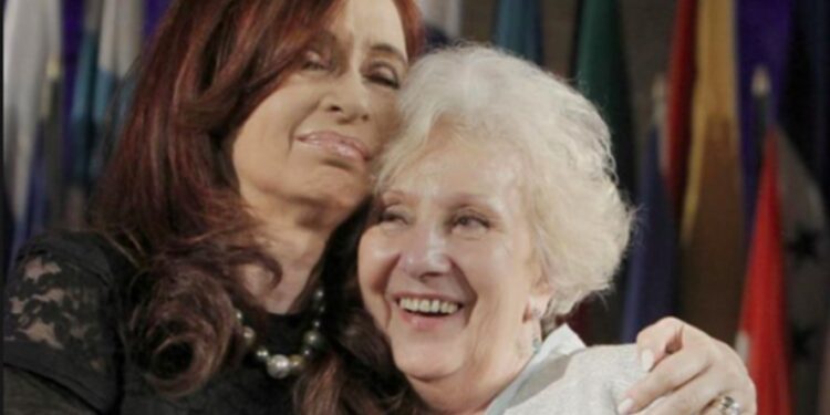 Estela de Carlotto, de cumpleaños, recibe a Cristina.