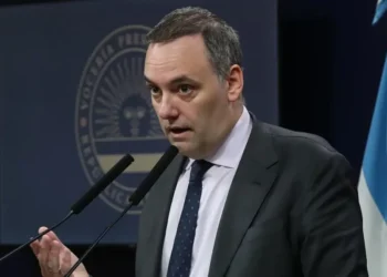 Fuerte cruce de Adorni por el monotributo