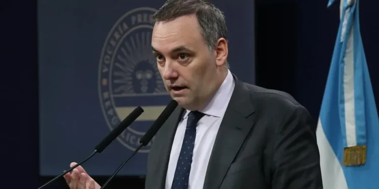 Fuerte cruce de Adorni por el monotributo