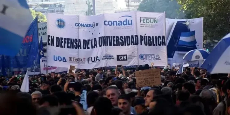 Sueldos bajo Milei: Docentes denuncian caída del 44%