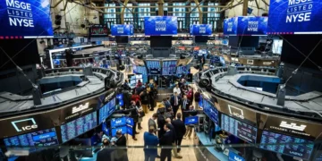 Desempleo al alza: Wall Street ve cerca la baja de tasas.