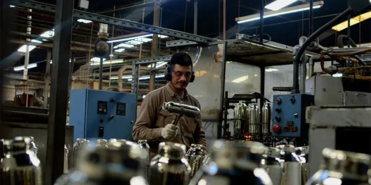 El Duro Impacto: Cierre Masivo de Empresas con Milei.