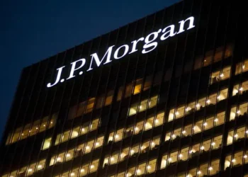 Inversión en Argentina al alza por reformas de Milei, dice J.P. Morgan.