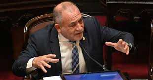 Fuerte cruce: Luis Juez criticó a Caputo por su “expresión”.