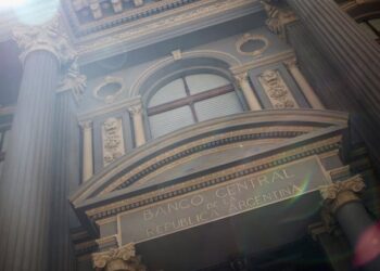 El Banco Central enfrenta dificultades para conservar dólares a pesar de las recientes adquisiciones, un factor crítico para el FMI