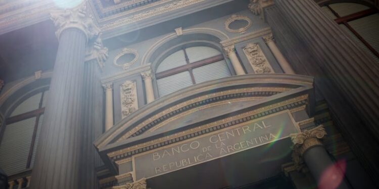 El Banco Central enfrenta dificultades para conservar dólares a pesar de las recientes adquisiciones, un factor crítico para el FMI