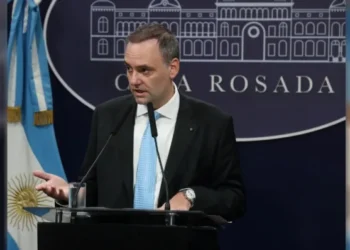 La Justicia archiva la causa contra Manuel Adorni por la inclusión de su pareja en un viaje oficial a EE. UU.