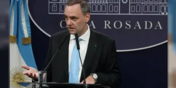 La Justicia archiva la causa contra Manuel Adorni por la inclusión de su pareja en un viaje oficial a EE. UU.