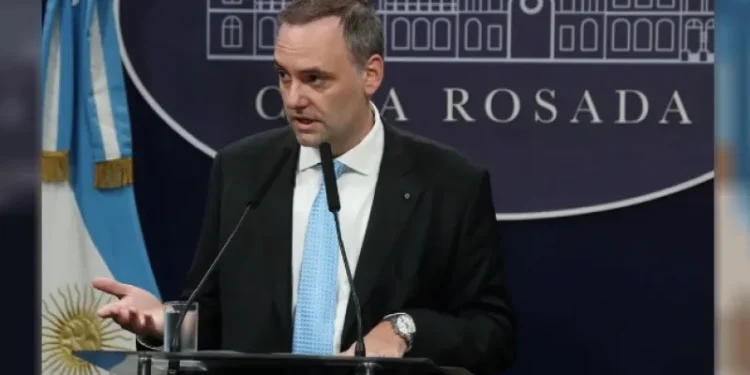 La Justicia archiva la causa contra Manuel Adorni por la inclusión de su pareja en un viaje oficial a EE. UU.