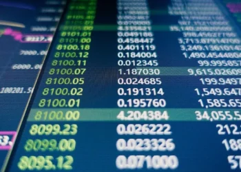 El riesgo país cae 5% y los bonos rebotan con fuerza tras la recategorización de Fitch.