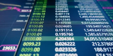 El riesgo país cae 5% y los bonos rebotan con fuerza tras la recategorización de Fitch.