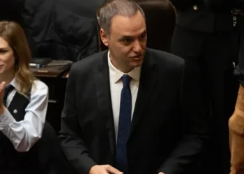 Celular clave sin abrir: Manuel Adorni solicita participar en la pericia.