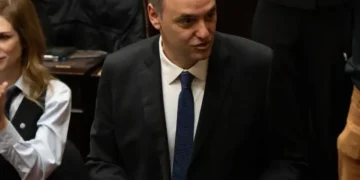 Celular clave sin abrir: Manuel Adorni solicita participar en la pericia.
