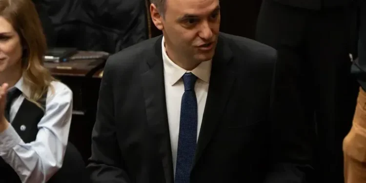 Celular clave sin abrir: Manuel Adorni solicita participar en la pericia.