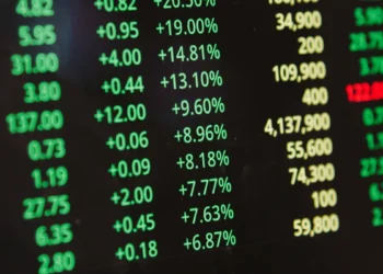 El riesgo país cae de los 500 puntos por primera vez en 3 meses e impulsa a los ADRs hasta 6% con YPF a la cabeza.