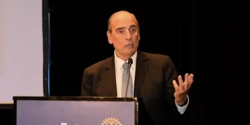 “Un desgaste enorme”: Francos se refirió al impacto del caso Adorni en Milei.