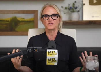 Mel Robbins, experta en crecimiento personal: “Debes aprender a amar a tus padres por quienes son, no por quienes desearías que fueran”