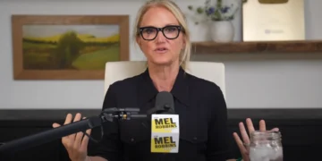 Mel Robbins, experta en crecimiento personal: “Debes aprender a amar a tus padres por quienes son, no por quienes desearías que fueran”