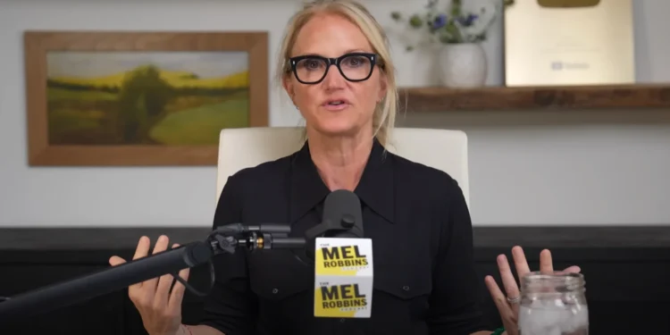Mel Robbins, experta en crecimiento personal: “Debes aprender a amar a tus padres por quienes son, no por quienes desearías que fueran”