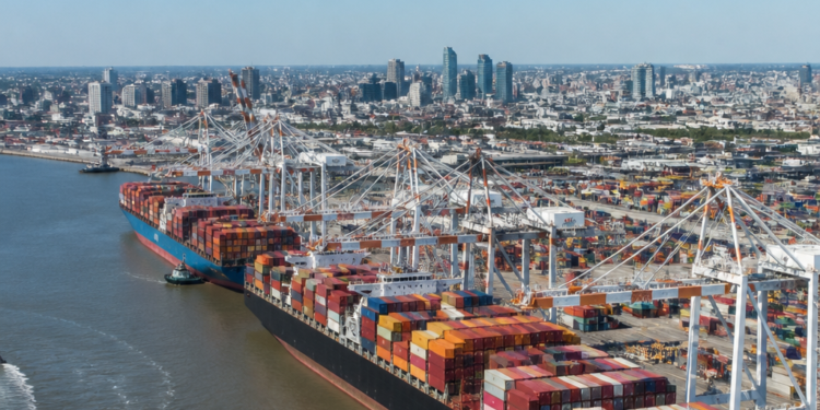 Histórico superávit comercial de US$2711 millones con exportaciones en nivel récord