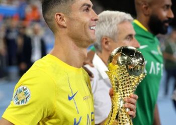 Cristiano Ronaldo brilla en Arabia Saudita: un doblete lo aproxima a los 1000 goles y le otorga su primer título en el país