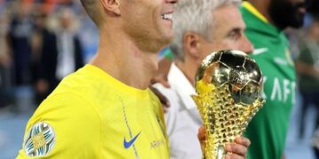 Cristiano Ronaldo brilla en Arabia Saudita: un doblete lo aproxima a los 1000 goles y le otorga su primer título en el país