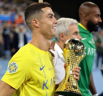 Cristiano Ronaldo brilla en Arabia Saudita: un doblete lo aproxima a los 1000 goles y le otorga su primer título en el país