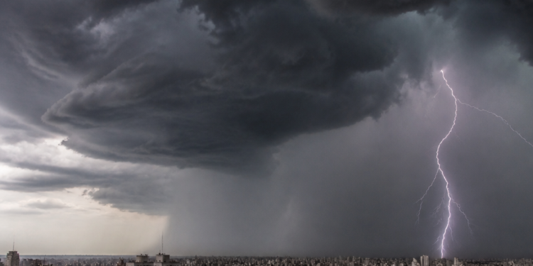 Pronostican un frente frío con tormentas intensas y vientos de hasta 70 km/h: áreas afectadas