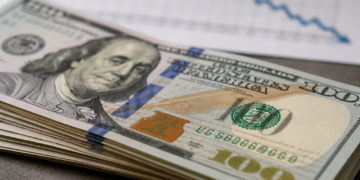 El dólar oficial cae por primera vez en la semana