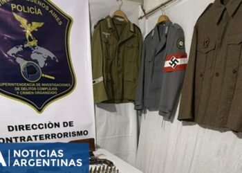 Detienen a un hombre por venta de uniformes militares con simbología nazi