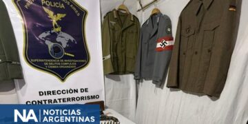 Detienen a un hombre por venta de uniformes militares con simbología nazi