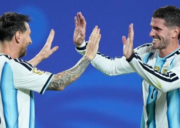 De Paul sobre Messi: “Leo está disfrutando, ya no carga esa mochila que tanto tiempo llevó”