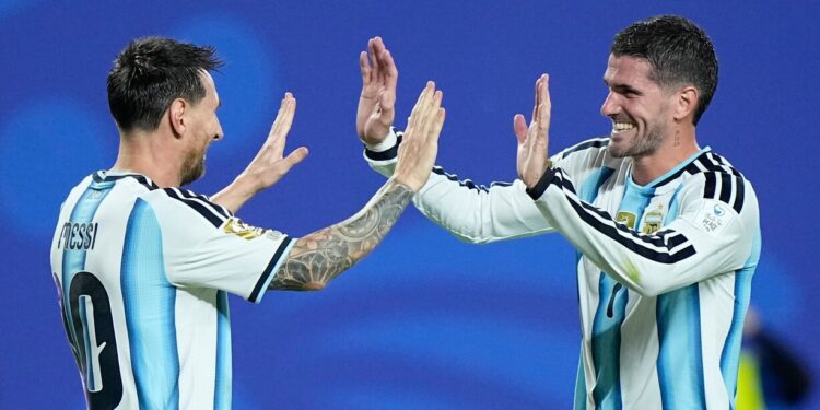De Paul sobre Messi: “Leo está disfrutando, ya no carga esa mochila que tanto tiempo llevó”