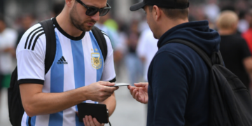 Protege tus finanzas en el Mundial 2026: las estafas a turistas más frecuentes en las sedes