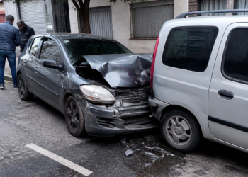 Accidente en Liniers: un herido tras chocar contra un auto estacionado