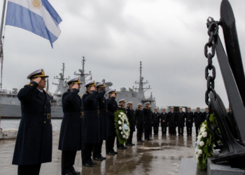 La Armada Argentina celebra el bicentenario del Combate Naval de Los Pozos en el Río de la Plata