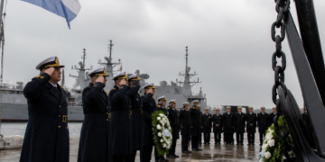La Armada Argentina celebra el bicentenario del Combate Naval de Los Pozos en el Río de la Plata