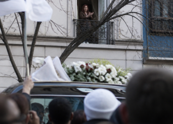 Cristina Kirchner se despide de Taty Almeida durante su cortejo fúnebre