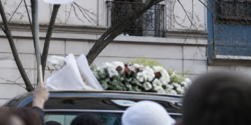 Cristina Kirchner se despide de Taty Almeida durante su cortejo fúnebre