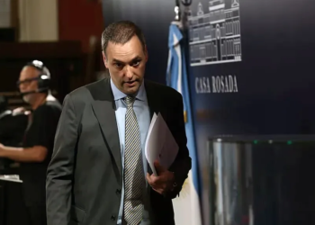 El Gobierno intenta posponer la interpelación a Adorni mediante cambios en el Senado