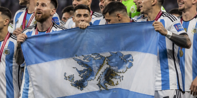 El Reino Unido solicita a la FIFA que investigue a Argentina por la bandera de Malvinas levantada por sus jugadores