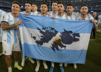 Los jugadores de la Selección argentina presentan una bandera sobre las Malvinas tras su victoria contra Inglaterra
