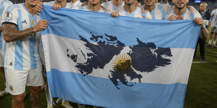 Los jugadores de la Selección argentina presentan una bandera sobre las Malvinas tras su victoria contra Inglaterra