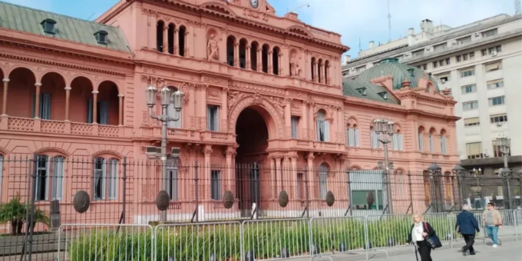 Milei establece un nuevo récord de renuncias en el gobierno tras la salida de un director del Banco Nación
