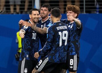 La Selección argentina se enfrenta a Inglaterra buscando un lugar en la final