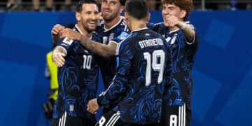 La Selección argentina se enfrenta a Inglaterra buscando un lugar en la final