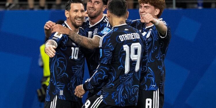 La Selección argentina se enfrenta a Inglaterra buscando un lugar en la final