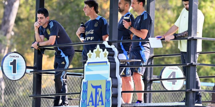 La Selección llegó al país en colectivo y los jugadores se reencontraron con sus familias en Ezeiza