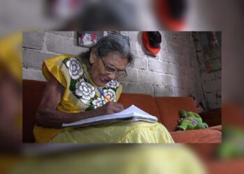 Una mujer de 90 años cumple su sueño de aprender a leer y escribir con la ayuda de un maestro